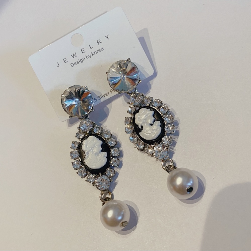 Vintage style portrait pearl earrings